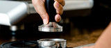 ¿Cómo tampear o aprisionar el café como un barista profesional?